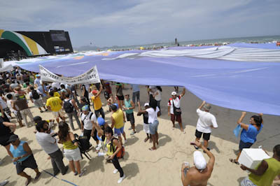 Cariocas erguem bandeirão na torcidade pelo Rio2016 Torcida em Copacabana