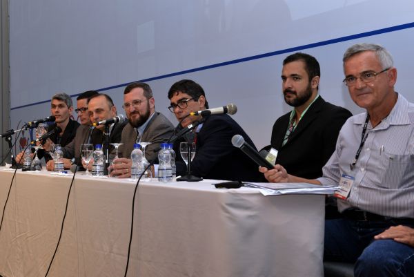mesa com palestrantes sobre medicina no esporte