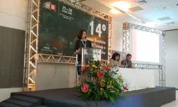 Dra. Ana Claudia dando palestra