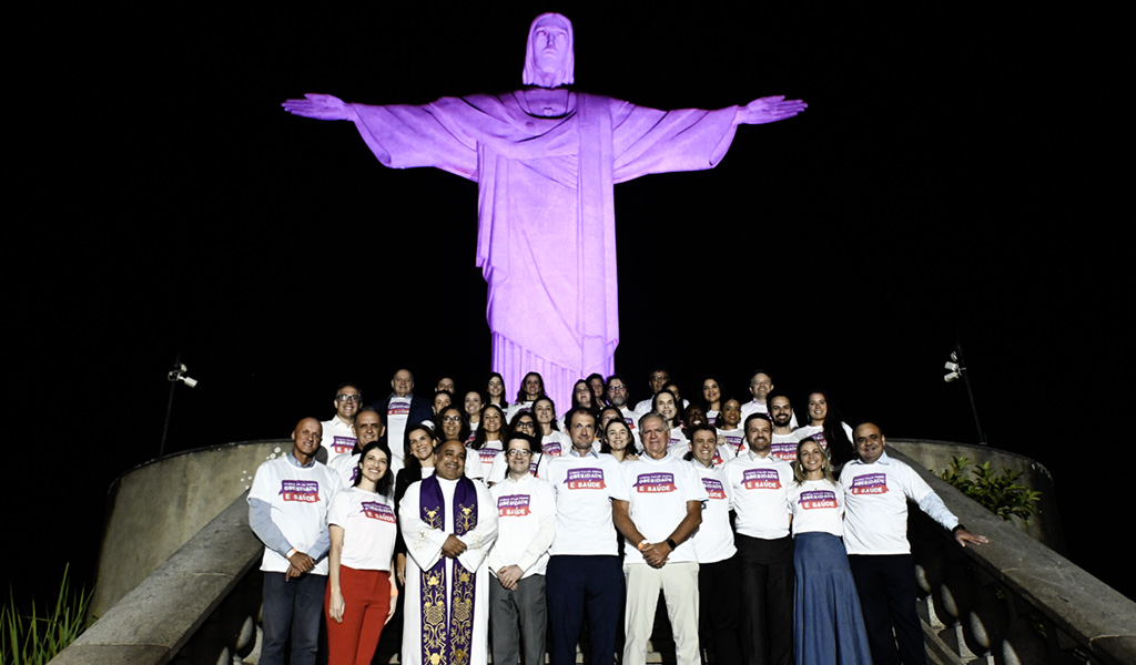 Cristo Redentor Iluminado em Roxo para Marcar o Dia Mundial de Combate à Obesidade